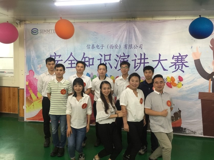 一会儿就是对手了，我们先合个影，看看谁笑到最后