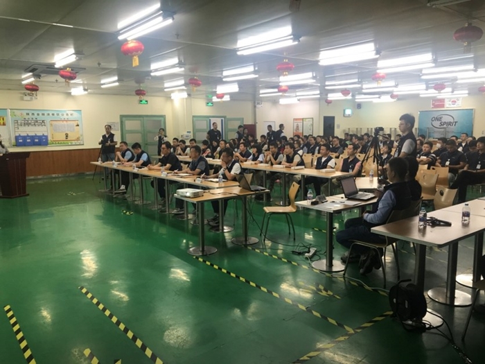 担任本次比赛的评委可都是重量级的，连后台组都是专业级别的