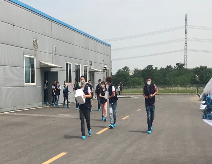 搬出组正在搬出易燃易爆等危险品，以防灾害扩大