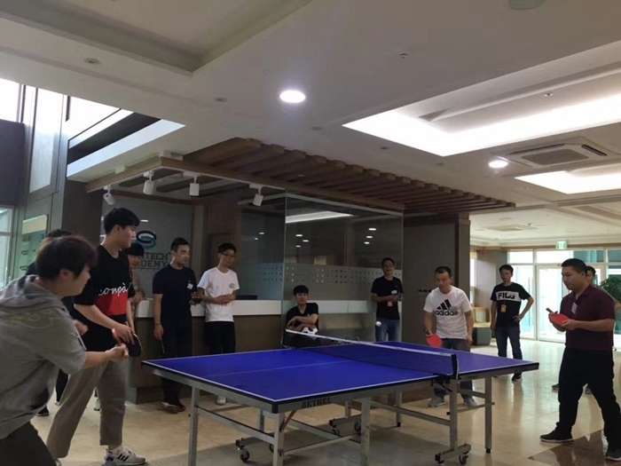 中韩职业球手正在激烈的对抗着，文化交流也逐渐加深