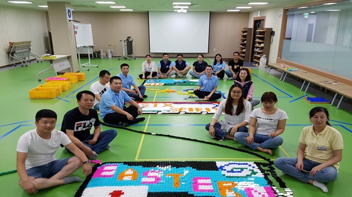 一张张多米诺骨牌，展现着学员们心中对公司美好的期许。